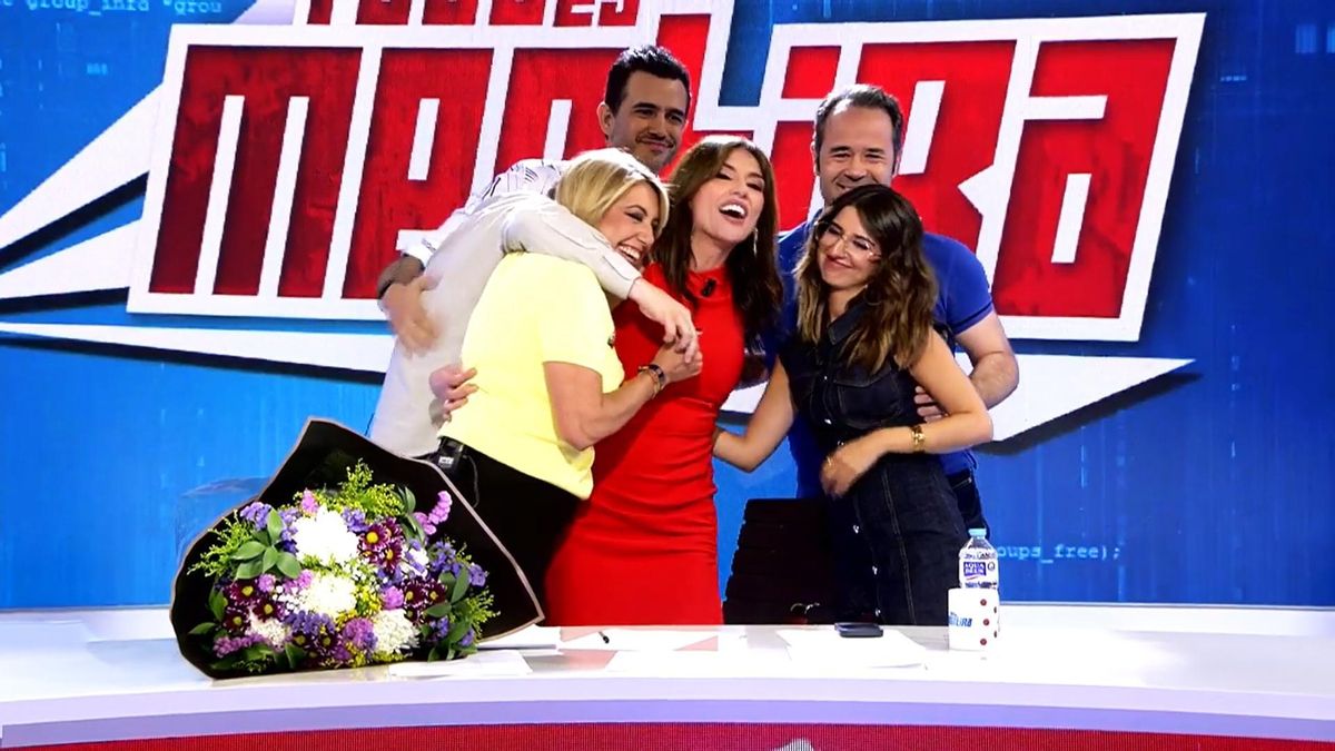 Marta Flich, arropada por el equipo de 'Todo es mentira' en su despedida