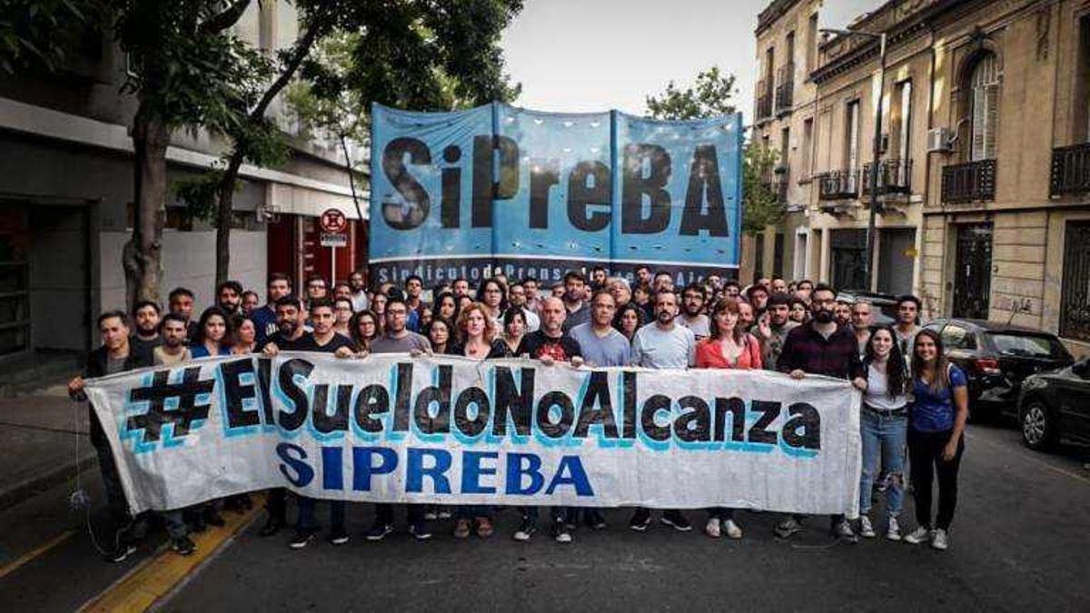 Periodistas pobres, endeudados y bajo presión: el 65,6% cobra menos que la canasta y la IA amenaza al empleo