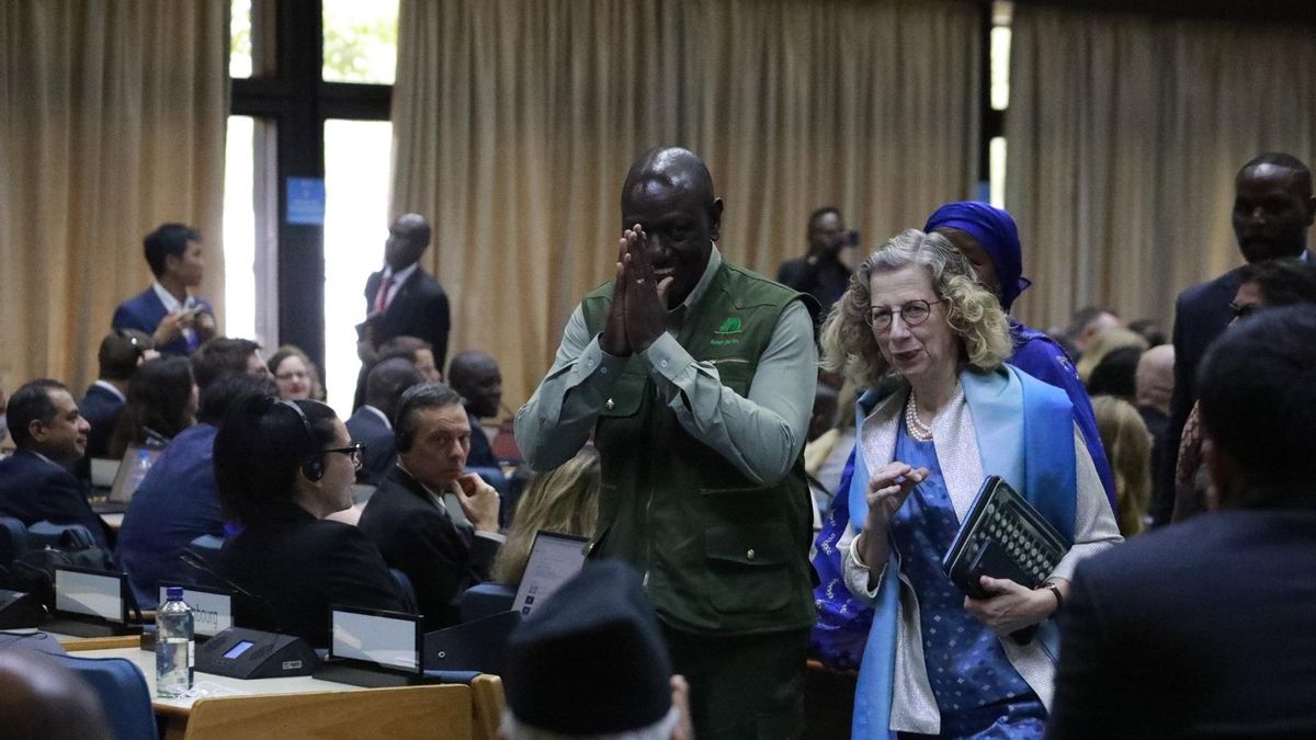 El Presidente de Kenia, William Ruto (izq.), y la Secretaria General Adjunta de las Naciones Unidas y Directora Ejecutiva del Programa de las Naciones Unidas para el Medio Ambiente, Inger Andersen.
