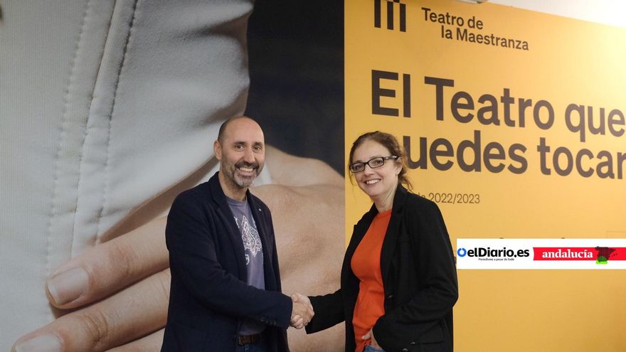 La directora de elDiario.es Andalucía formaliza el acuerdo con el director general del teatro