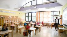 Una maestra enseña a una clase de primer año que ha sido reducida en número de alumnos por seguridad en Eslovenia.