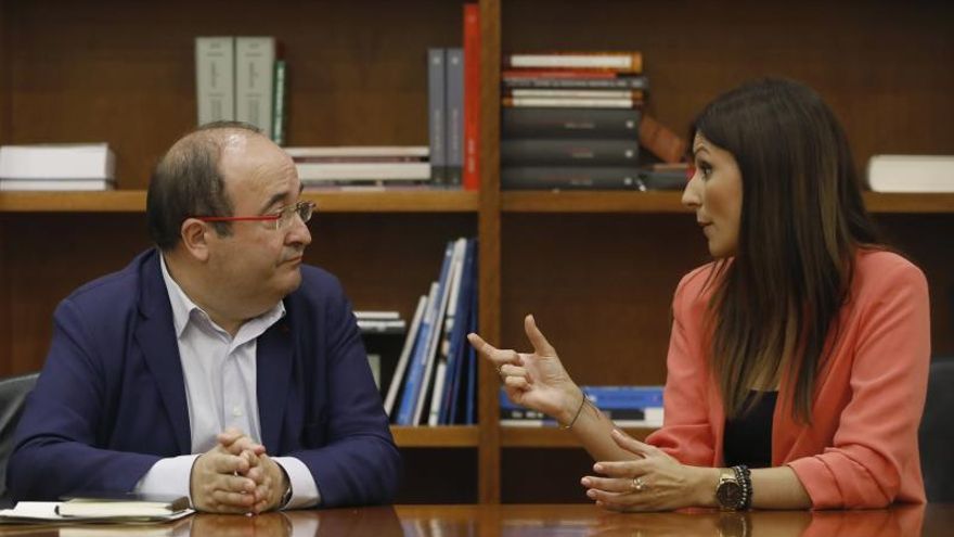 La líder de Ciudadanos en Cataluña, Lorena Roldán (d) , durante la reunión que ha mantenido este miércoles en el Parlament de Cataluña con el líder del PSC, Miquel Iceta, en la sala del grupo parlamentario de la formación naranja.