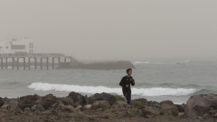 Salud Pública aconseja evitar la exposición prolongada al aire exterior por la calima
