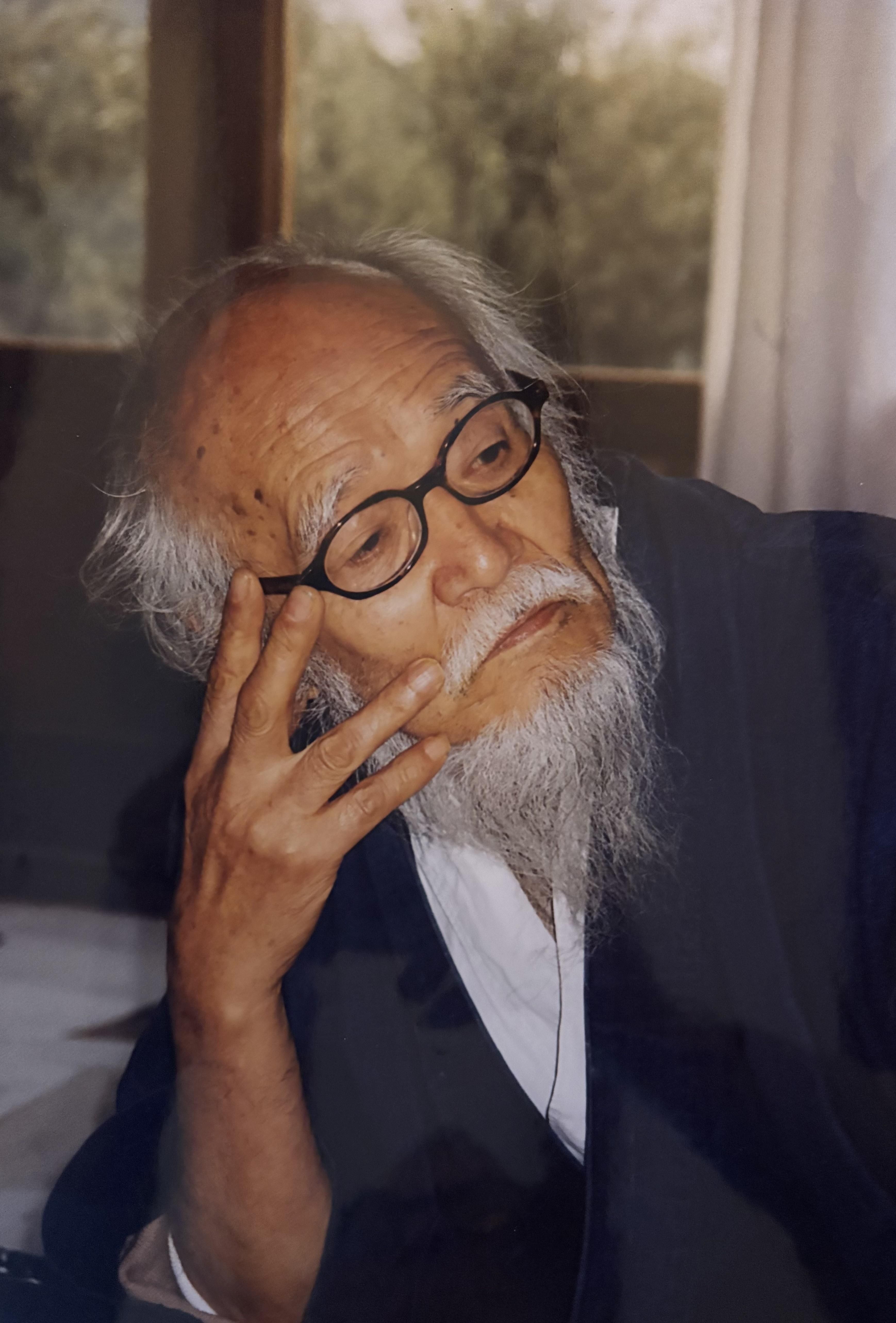 Retrato de Masanobu Fukuoka durante su estancia en Mallorca, atento y observador, fiel a su principio de escuchar antes de intervenir