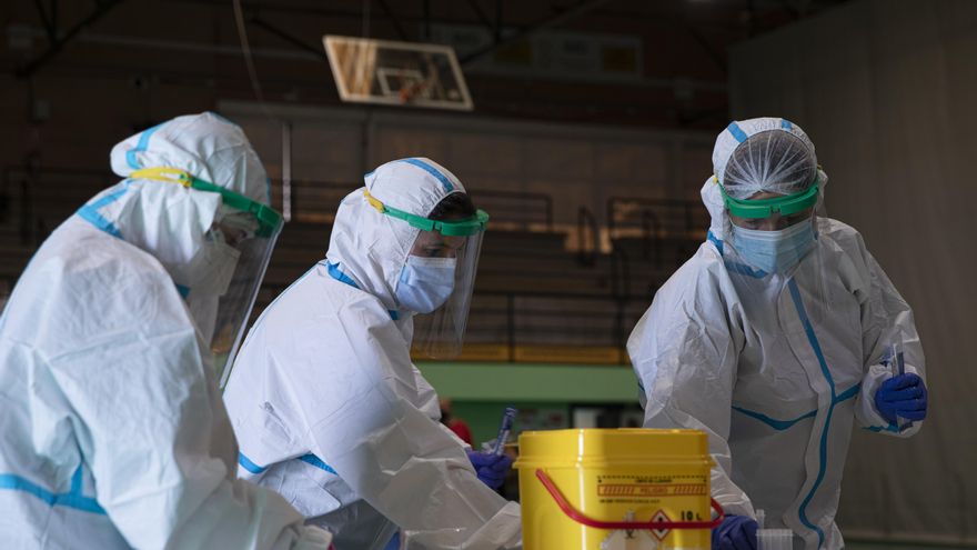 Sanitarios trabajando durante las pruebas de cribado de covid-19 con test de antígenos en pabellones deportivos de la ciudad. En el Pabellón Deportivo Pino Montano. En Sevilla (Andalucía, España), a 28 de octubre de 2020.