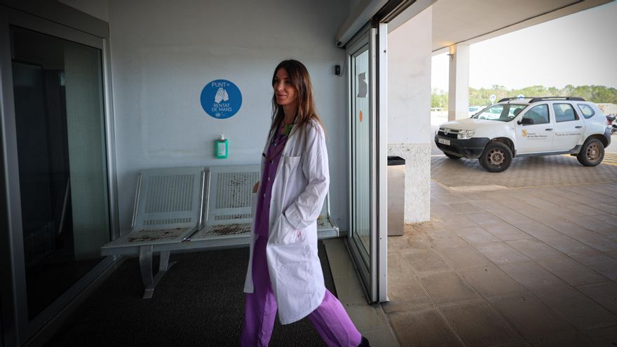 La médica entra a las urgencias del hospital de Formentera.