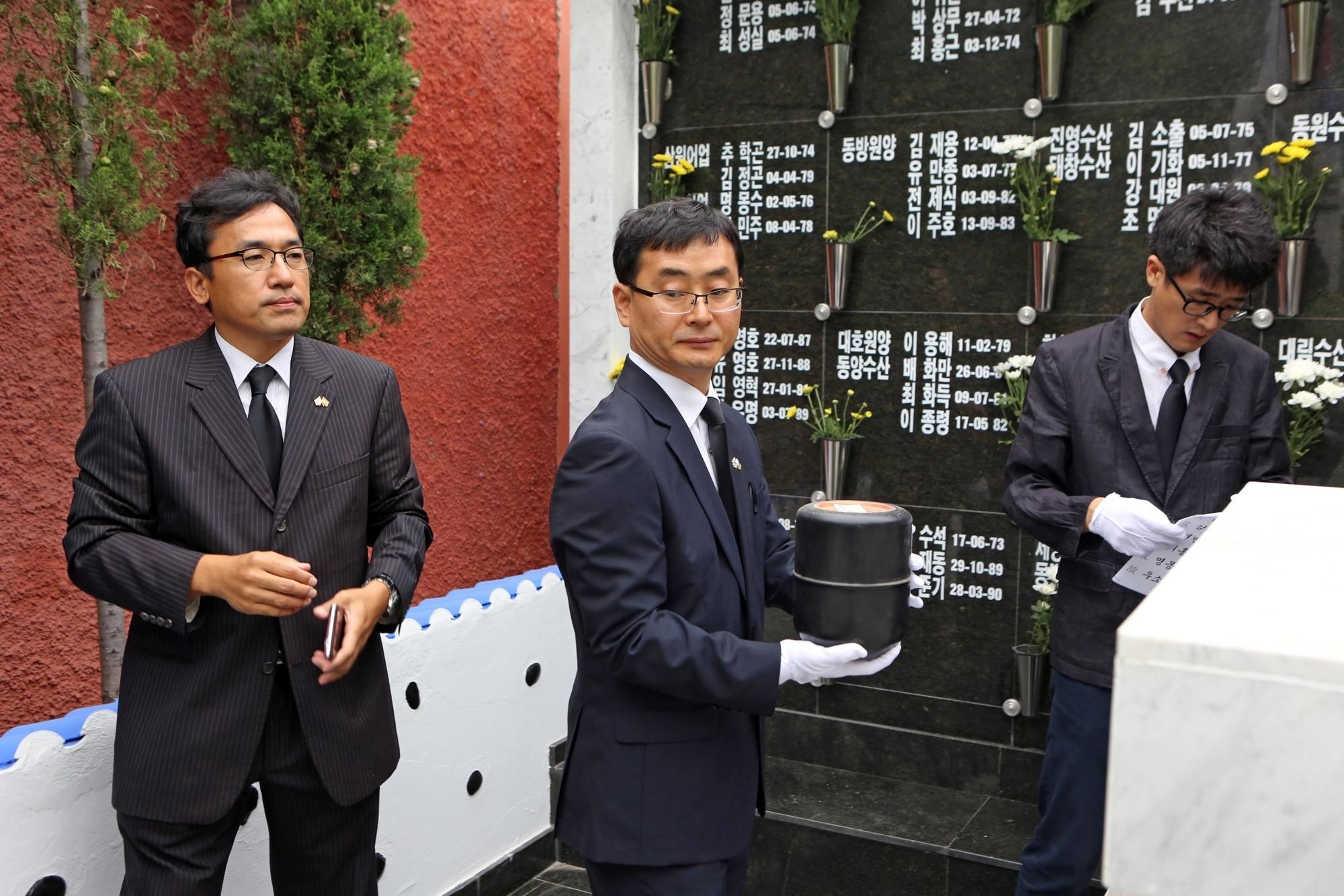 Ceremonia de traslado de marinos coreanos enterrados en el cementerio de San Lázaro (Alejandro Ramos)