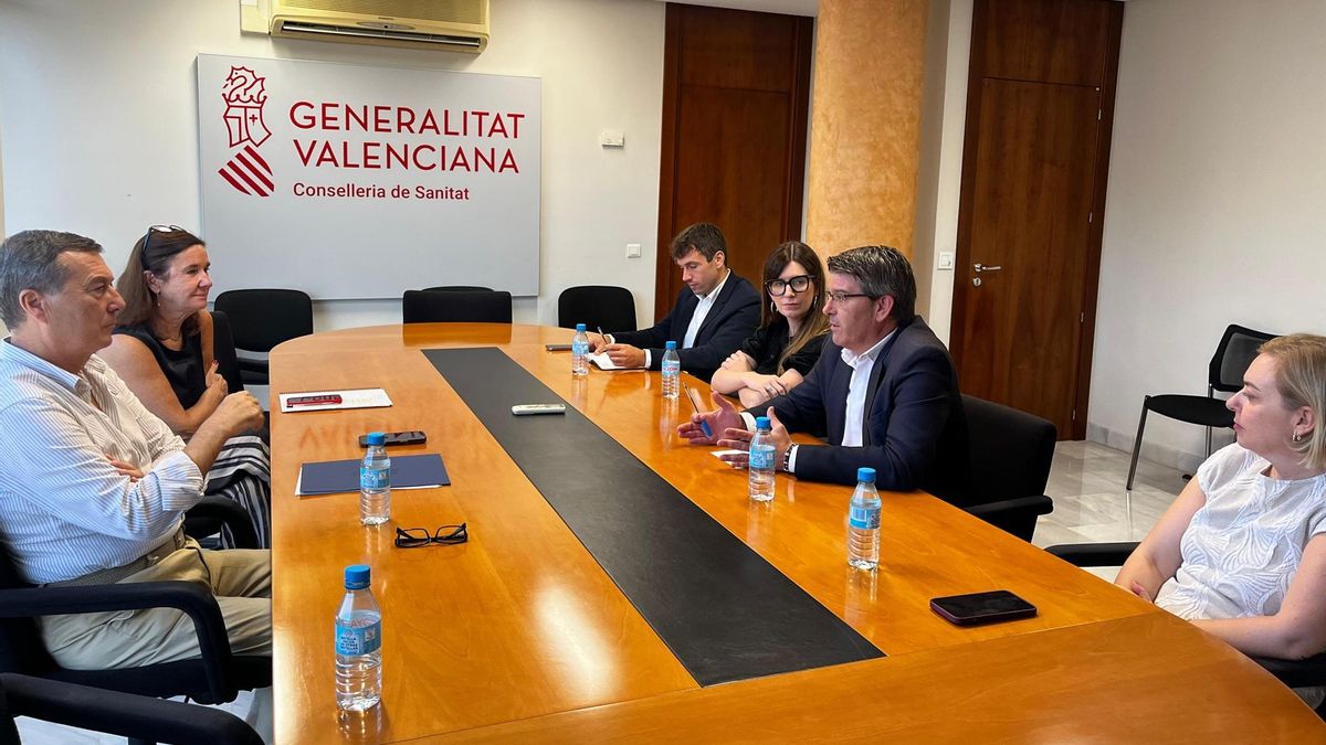 Imagen de la reunión del alcalde de Ontinyent, Jorge Rodríguez, con el conseller de Sanidad, Marciano Gómez.