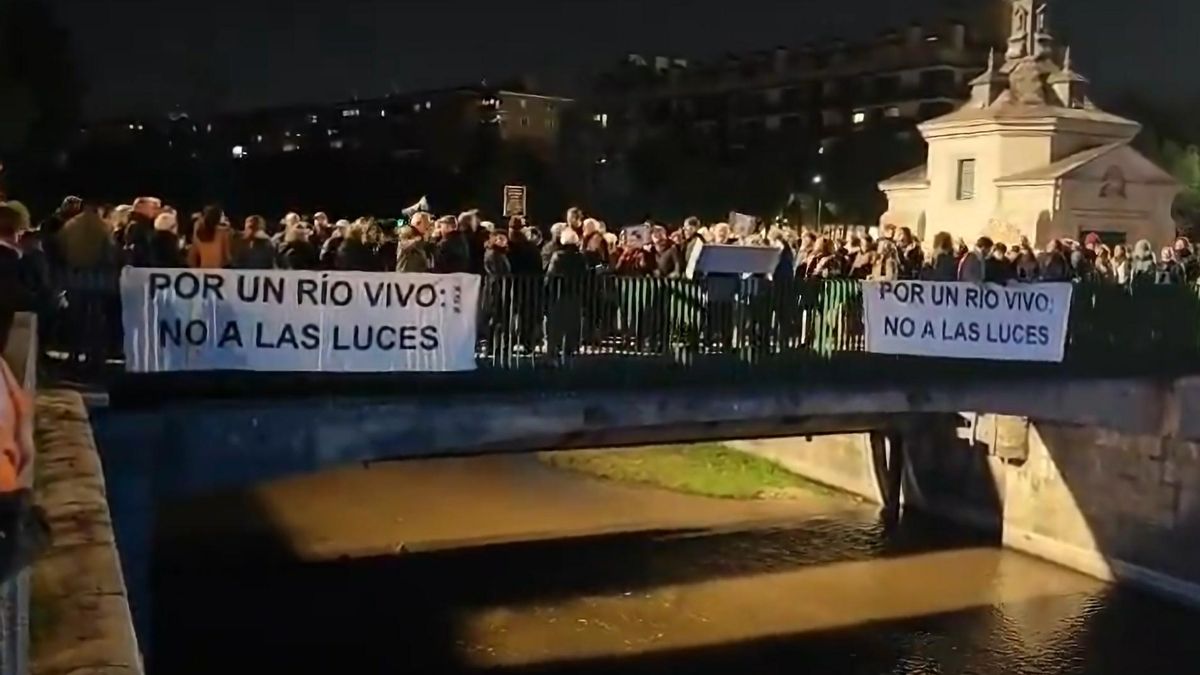 Ecologistas denuncian la iluminación del río Manzanares que encendió Almeida en Navidad por falta de informe ambiental