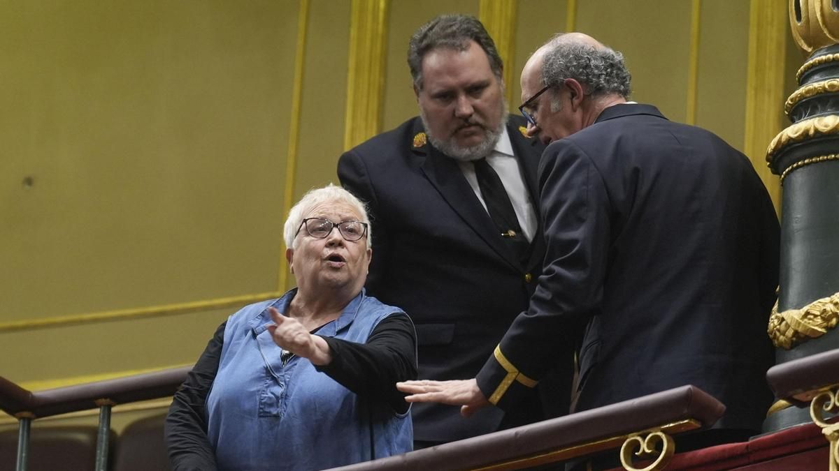 Una señora del público se ha levantado de su asiento y ha gritado a la bancada del PP y los diputados de Vox asegurando que son "todos una vergüenza".