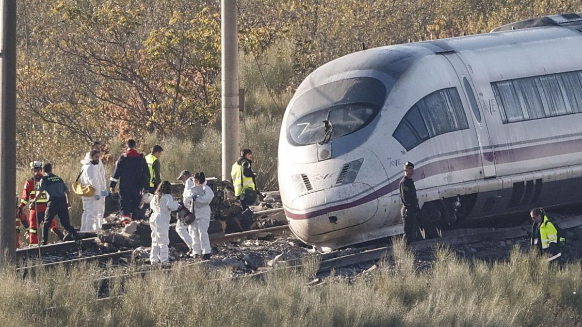 Varias personas de las fuerzas de seguridad la UME y los bomberos trabajan este jueves en la cabecera del convoy del tren Ave de Renfe que colisionó con un tren Iryo en Urda (Toledo).