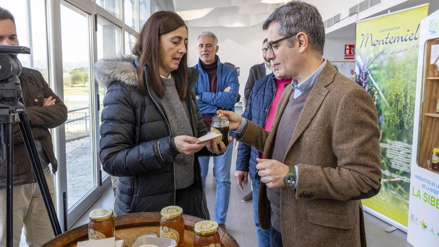 Félix Bolaños visita una cooperativa de miel en Fuenlabrada de los Montes (Badajoz), dentro la jornada electoral en Extremadura con motivo de los comicios del 21 de diciembre.