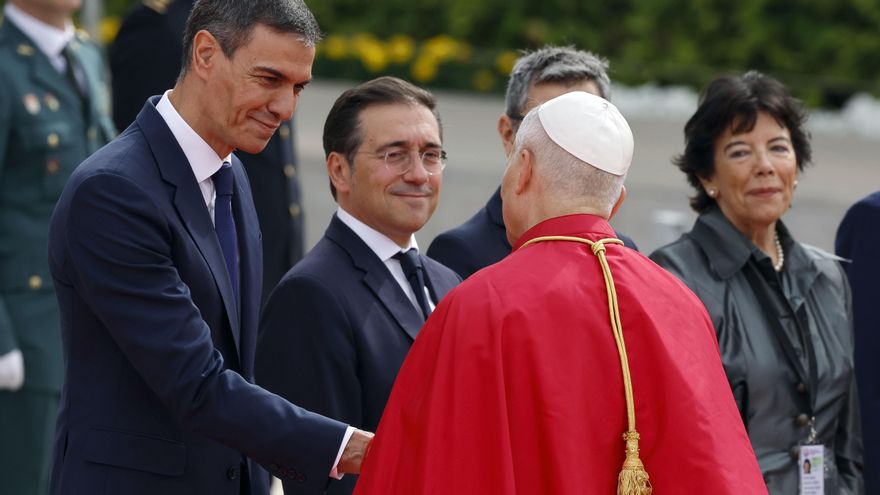 El presidente del Gobierno, Pedro Sánchez (i), saluda al papa León XIV, a su llegada en el aeropuerto de Adolfo Suárez Madrid-Barajas. EFE/Mariscal