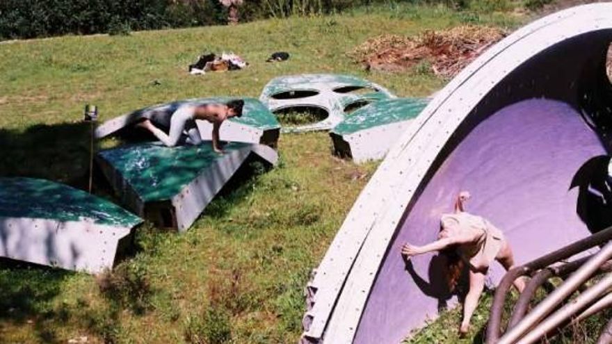 Performance con las piezas de la casa ovni de Mallorca.