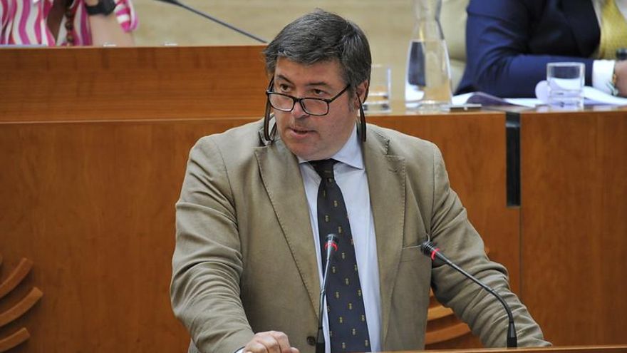 Vox se burla de la línea gratuita contra la lgtbifobia: “La asociación de bigotudos que fuman también quiere un teléfono”