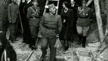 Franco visitando las obras del Valle junto a su esposa, Carmen Polo. EFE