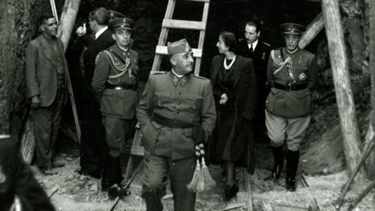 Franco visitando las obras del Valle junto a su esposa, Carmen Polo. EFE.