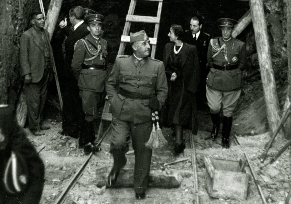 Franco visitant les obres de la Vall juntament amb la seva esposa, Carmen Polo