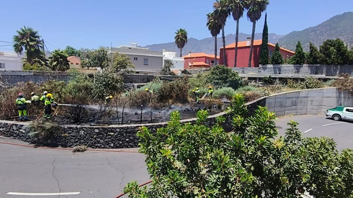 Sofocado un conato de incendio en pastos y rastrojos en Los Llanos de Aridane