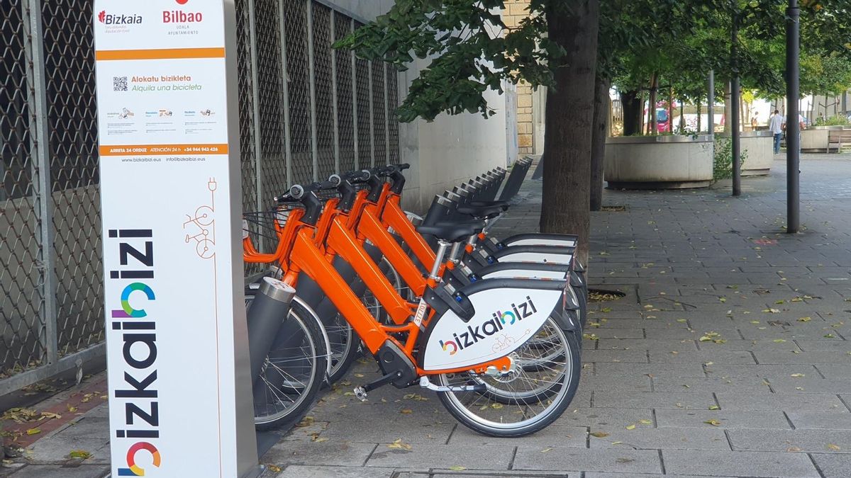 Uno de los 86 puntos de alquiler de bicicletas en Bizkaia del servicio BizkaiBizi.