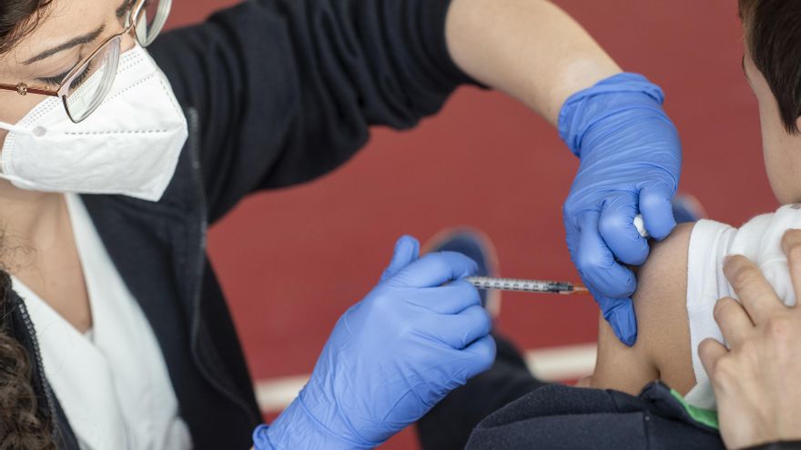 Un momento de la campaña de vacunación en el Ceip Manel García Grau de Castelló.