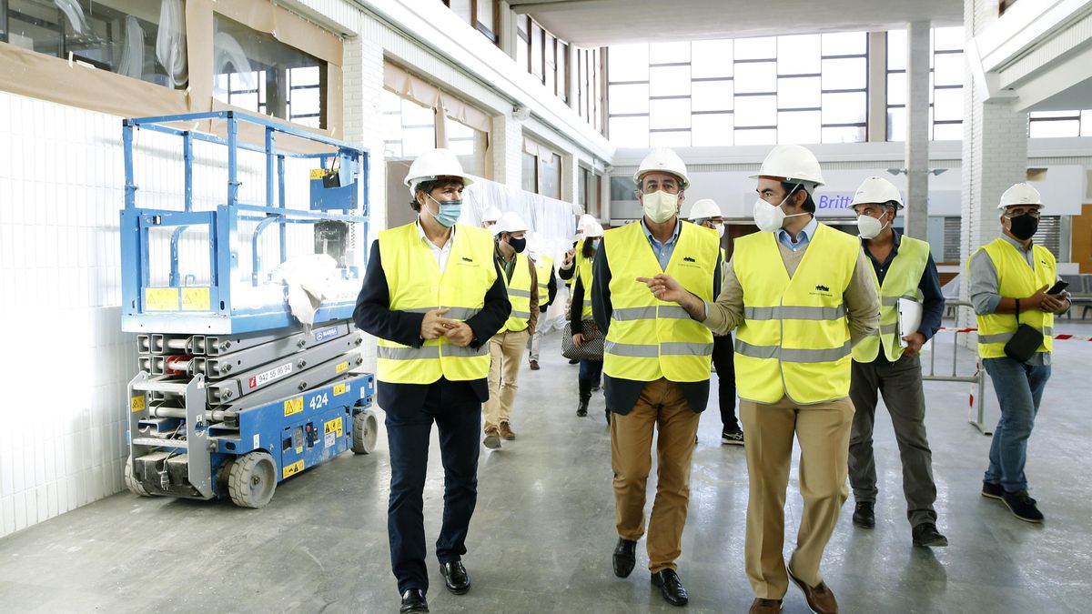 Francisco Martín visita las obras de rehabilitación de la Estación Marítima. Archivo