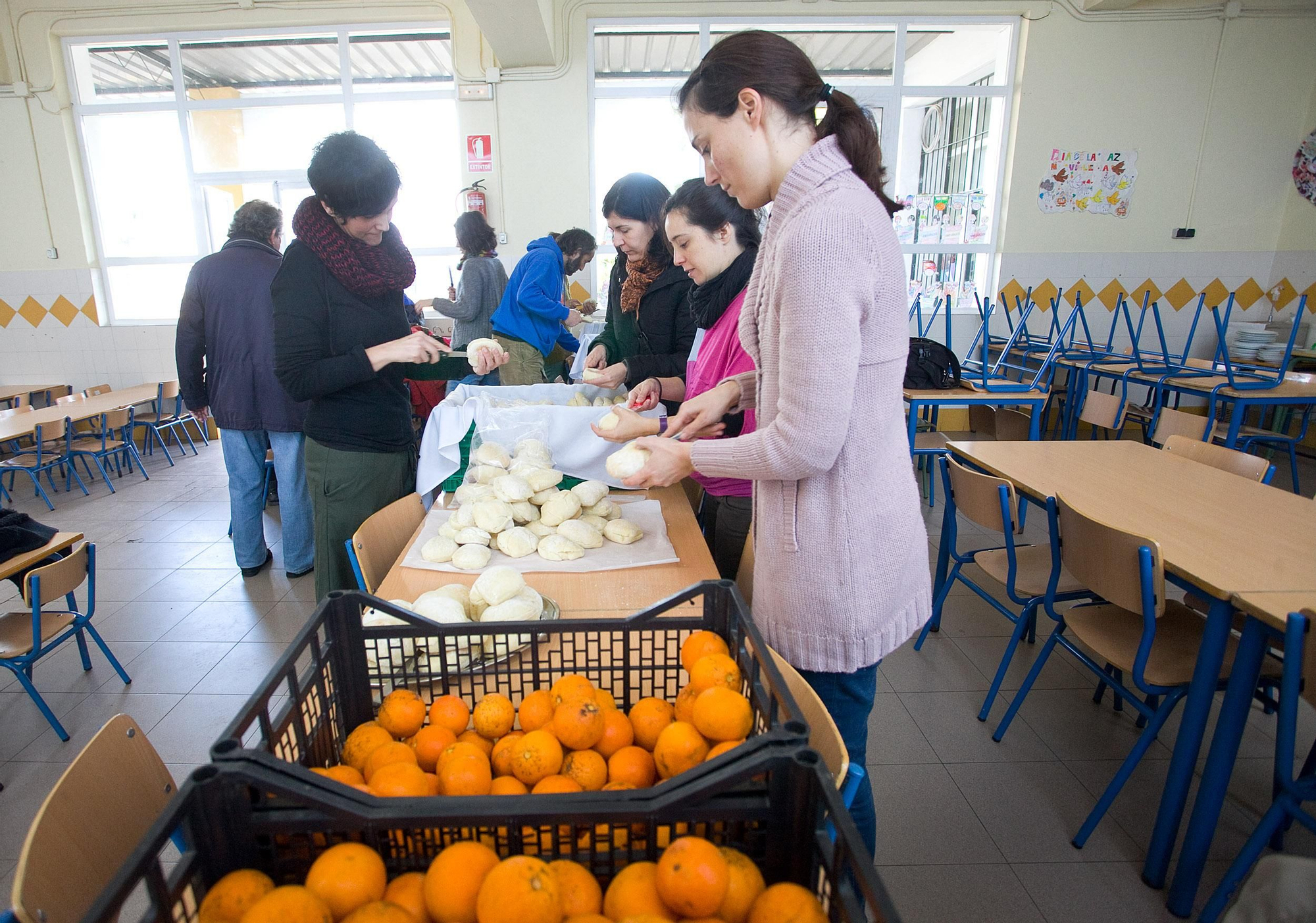 Padres y madres preparan el desayuno andaluz en un colegio de Sevilla