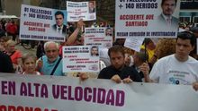 Concentración de la Plataforma Victimas del Alvia, este viernes en Santiago