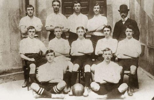 Cabanelas sostiene que en 1873 ya existía el Exiles Cable Club en Vigo, creado por jóvenes británicos recién llegados