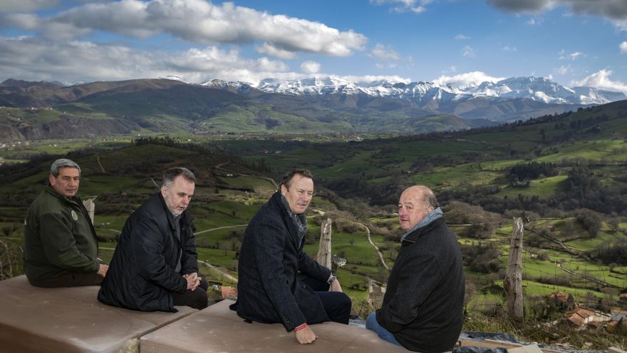 El consejero de Desarrollo Rural, Ganadería, Pesca, Alimentación y Medio Ambiente, Guillermo Blanco, visita las obras de construcción de un mirador en Aloños.
