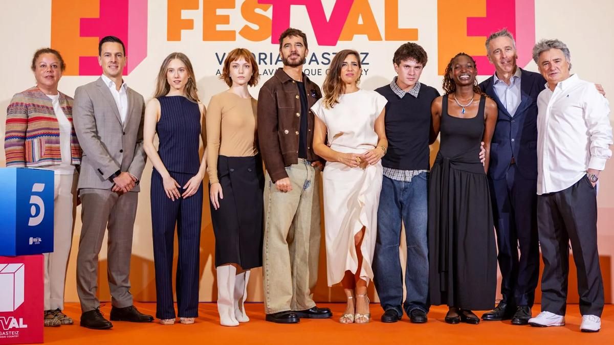 El reparto de 'Marusía: Vientos de honor' en el FesTVal de Vitoria