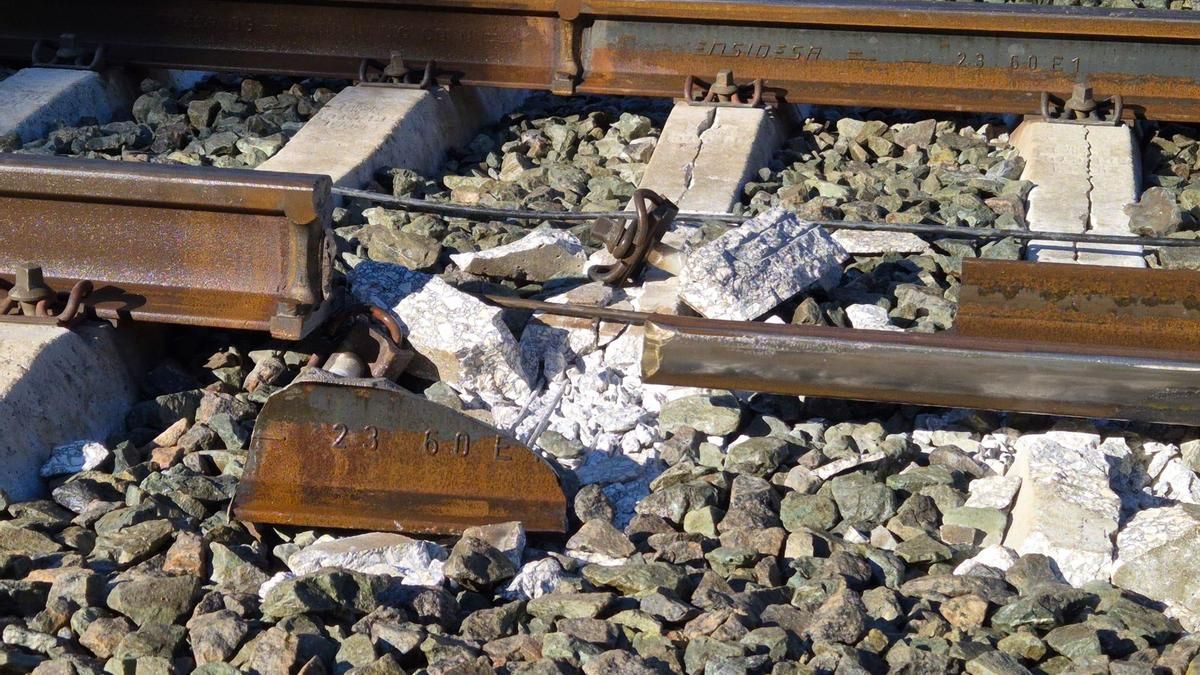 El carril fracturado, en una imagen distribuida por el ministro, donde se ve el año de fabricación y la marca de Ensidesa.