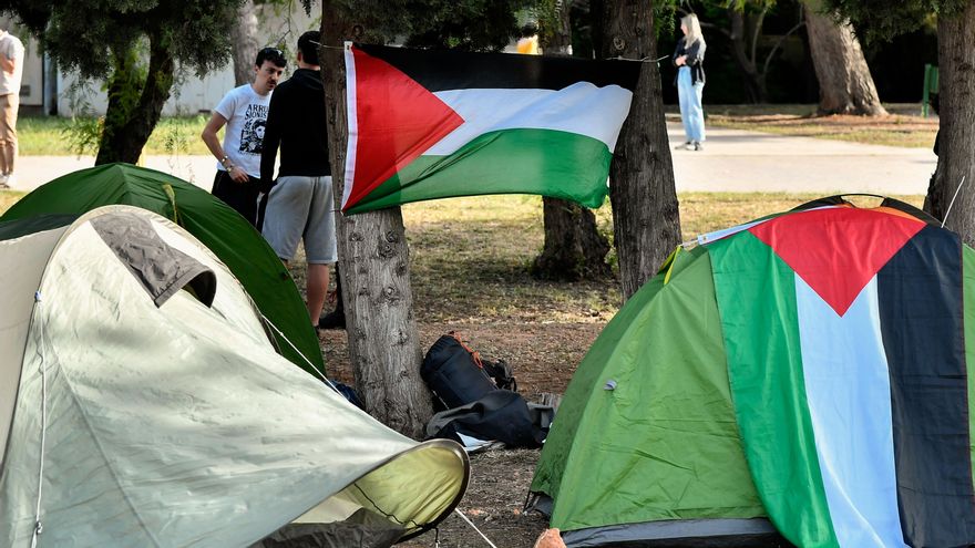 Estudiants s'encadenen a la Universitat de les Illes Balears per assenyalar la seva "complicitat" amb Israel