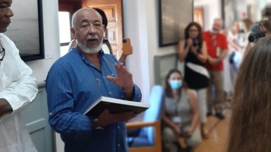 Leonardo Padura en Toledo junto al editor y fotógrafo Carlos Torres que expone en la capital regional en un proyecto conjunto con el escritor cubano