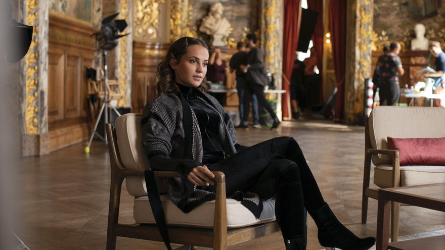La actriz sueca Alicia Vikander durante un fotograma de la serie 'Irma Vep' de HBO