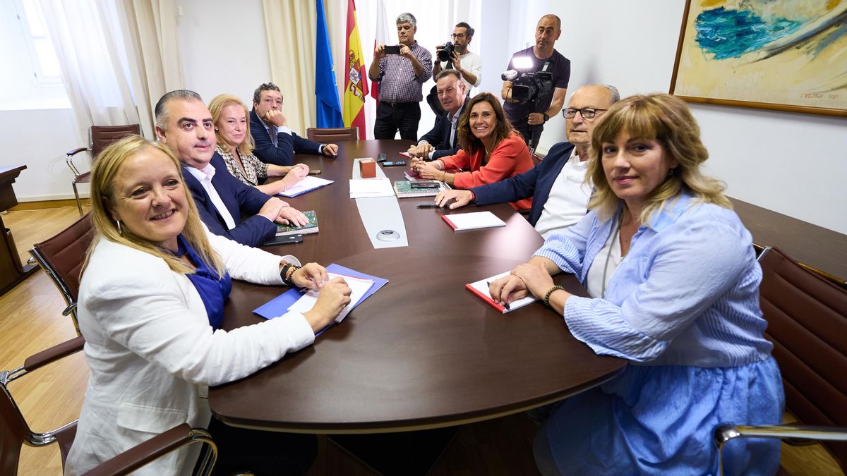 Equipos negociadores del PP y PRC en la primera reunión que mantuvieron el 6 de junio para negociar la investidura de María José Saénz de Buruaga.