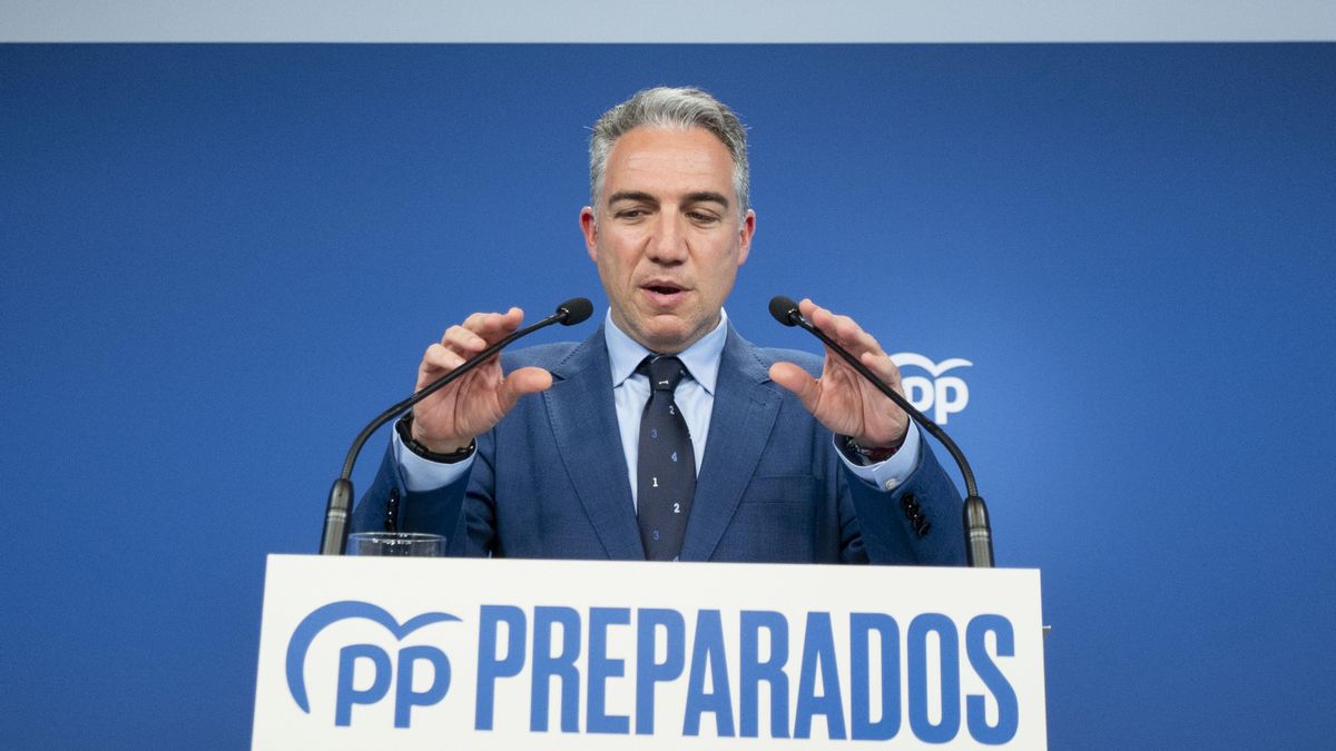 Archivo - El coordinador general del PP, Elías Bendodo, en una rueda de prensa en la sede de Génova