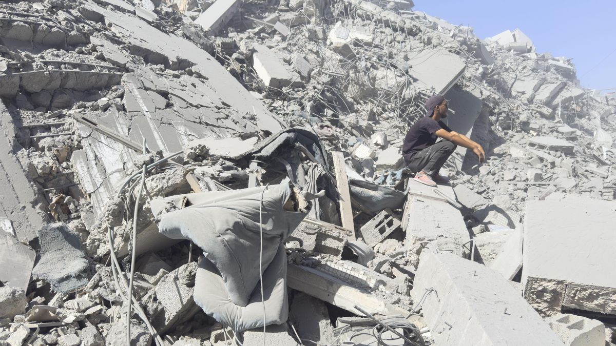 Imagen de la destrucción por parte del Ejército israelí de la Torre Ghafri en la zona portuaria de la ciudad de Gaza: el edificio más alto del enclave con un total de 18 plantas, el pasado 15 de septiembre.EFE/ Ahmed Awad