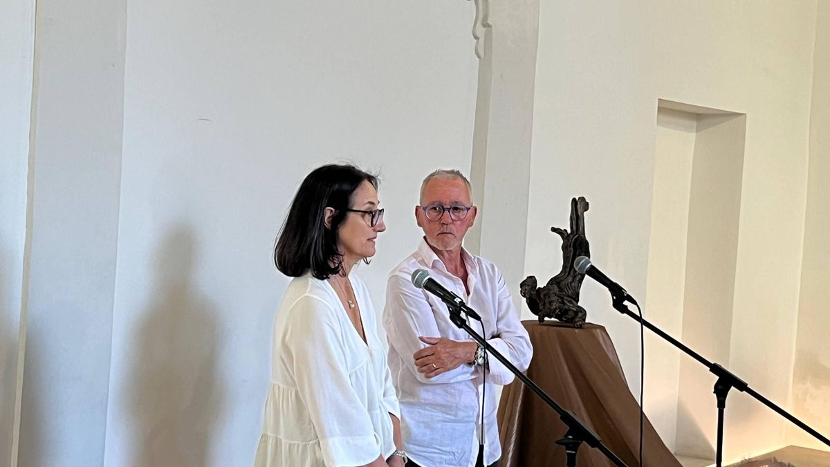 Elena Cuevas, voluntaria cultural de la Confederación de Aulas de la Tercera Edad (CEATE) y Luis Miguel García Bermejo, miembro de la Asociación de Amigos del Museo de Santa Cruz ¡Vivo!