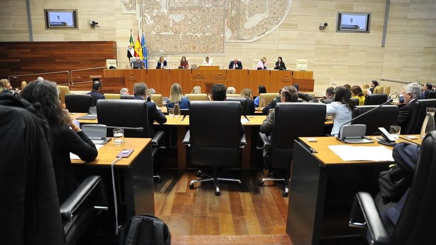 Acuerdo de los cuatro grupos parlamentarios extremeños para pedir "a una" renovar el sistema de financiación autonómica