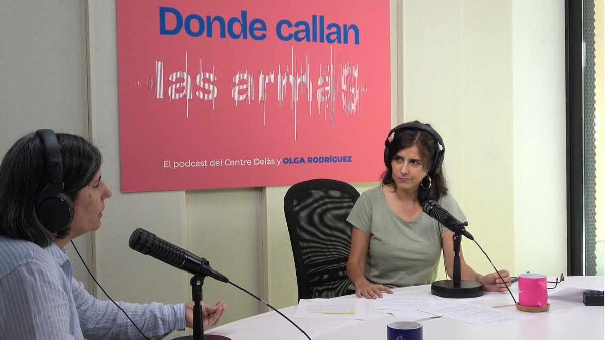 La abogada Patricia Fernández, de la Coordinadora de Barrios, especializada en temas de migración, en la entrevista con la periodista Olga Rodríguez para el podcast 'Donde callan las armas' y elDiario.es