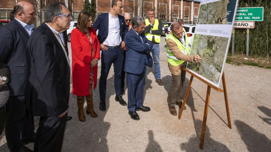El presidente de Cantabria, Miguel Ángel Revilla, visita junto a otras autoridades las obras de la carretera entre Viveda y Duález