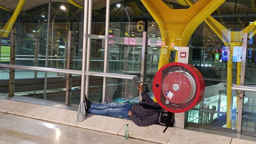 Migraciones devuelve la pelota al PP de Madrid, señala a Almeida y niega haber recibido solicitantes de asilo en Barajas