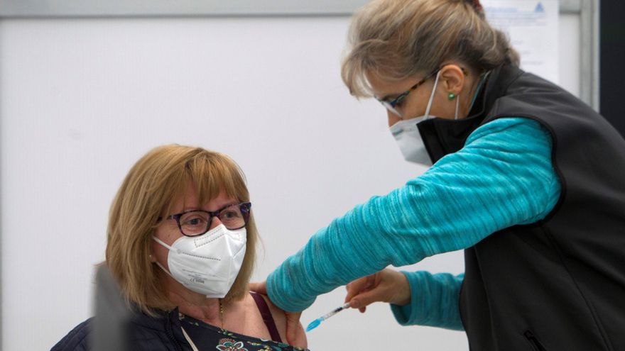 Una mujer recibe una dosis de la vacuna de AstraZeneca. EFE/Salvador Sas/Archivo