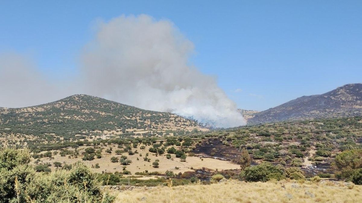 Desalojados dos pueblos por el incendio de El Espinar, en Segovia