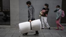 La familia camina por la calle con sus pertenencias después de tener que abandonar una segunda vivienda en un mes de confinamiento y ser recogidos por la Cruz Roja.