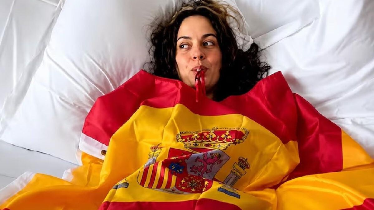 Rosalía envuelta en la bandera de España
