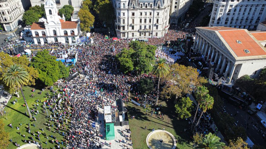 Argentina despide a Francisco con una emotiva misa ante miles de personas en la catedral