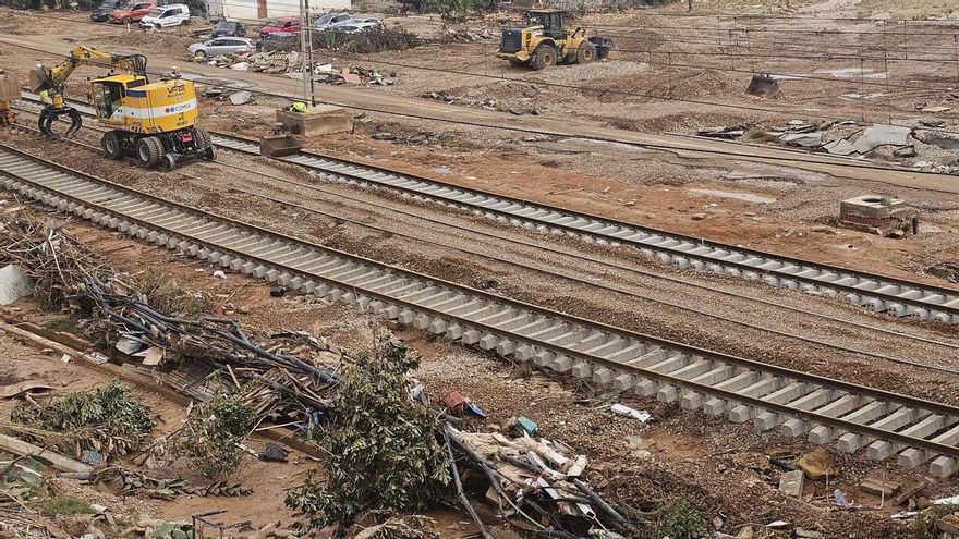 Trabajos en las vías del tren a la altura de Alfafar, Valencia, este lunes