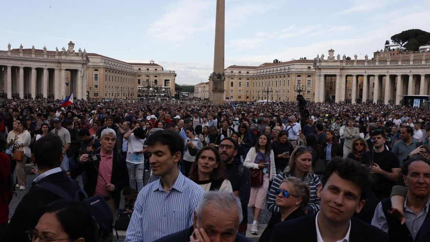 Más de 30.000 personas esperan la primera fumata en la Plaza de San Pedro